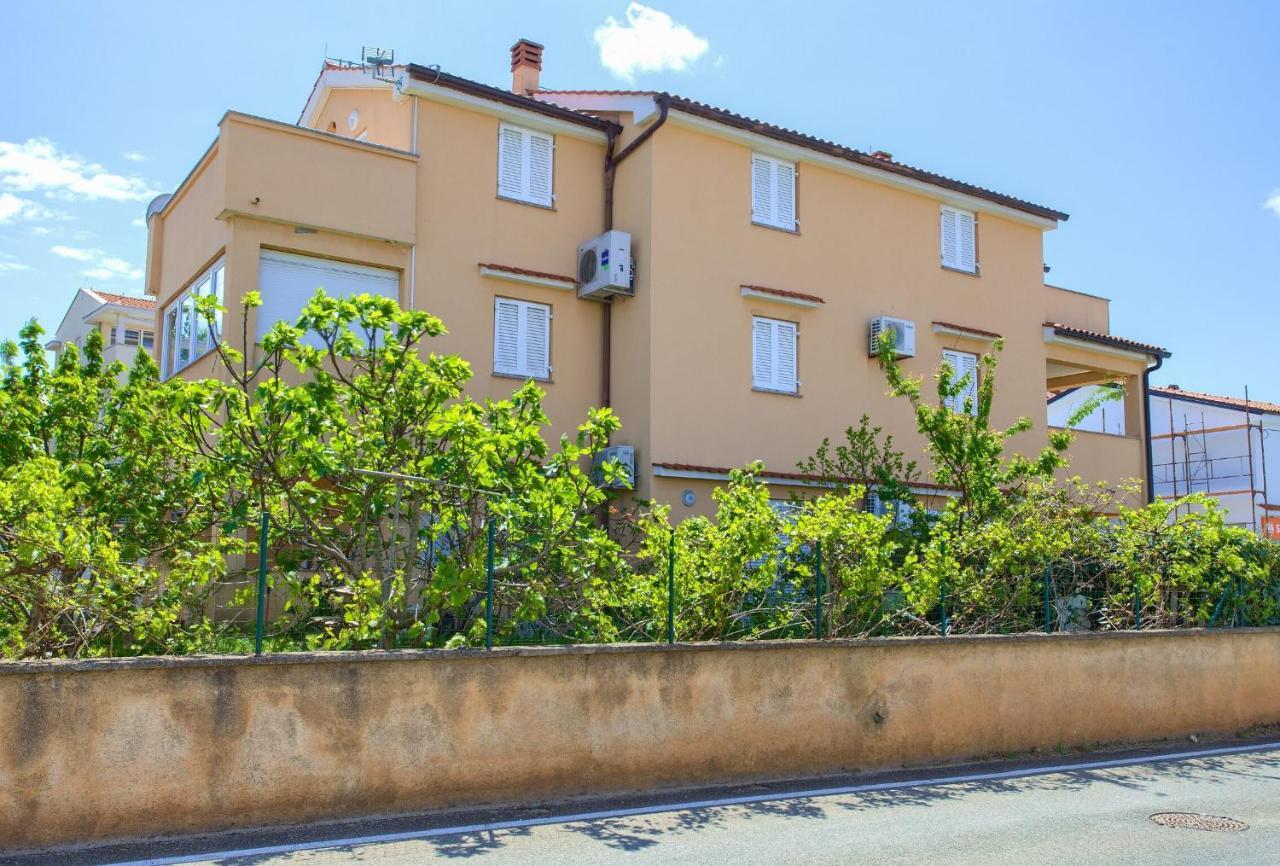 Apartments Aster Malinska Exterior photo
